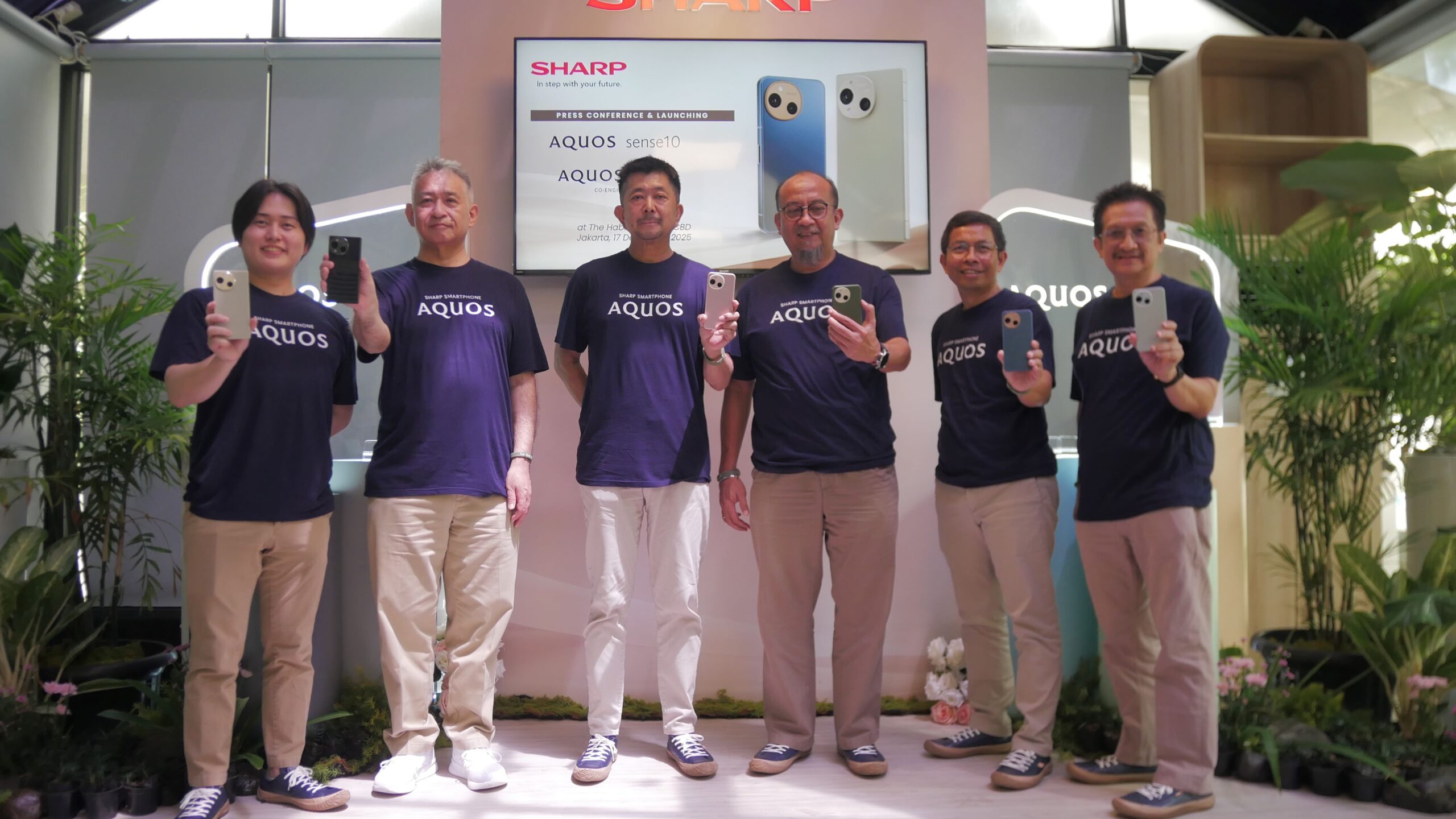 Perwakilan Sharp menunjukan produk terbaru Sharp AQUOS R10 dan sense10 Dari kiri foto ke kanan · Yasuaki Fukuyama, Associate Manager of Overseas Sales Division, Sharp Corporation · Ideaki Chijiwa, Supervisor Marketing Div, Personal Marketing Div Personal Communication Business Unit, Mobile Communication BU, Sharp Corporation · Shinji Teraoka, President Director, PT Sharp Electronics Indonesia · Andry Adi Utomo, National Sales Senior General Manager, PT Sharp Electronics Indonesia · Ardy, AUVI & Smartphone Product Strategy Head Division · Martinus Roy Hunto, Head of Marcom Division, PT Sharp Electronics Indonesia