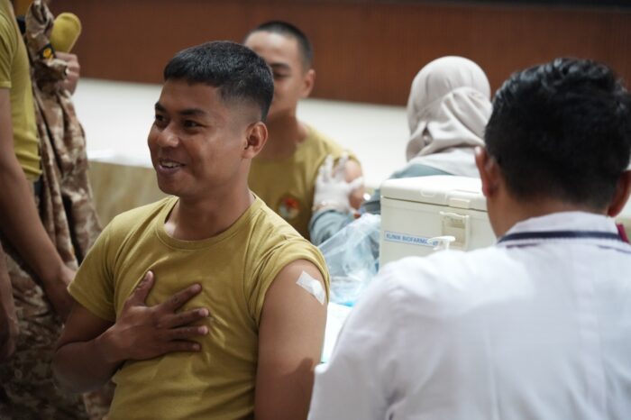 Gambar : Pemberian vaksinasi influenza kepada praja IPDN yang merupakan anggota tim Satgas Kemendagri (02/01)