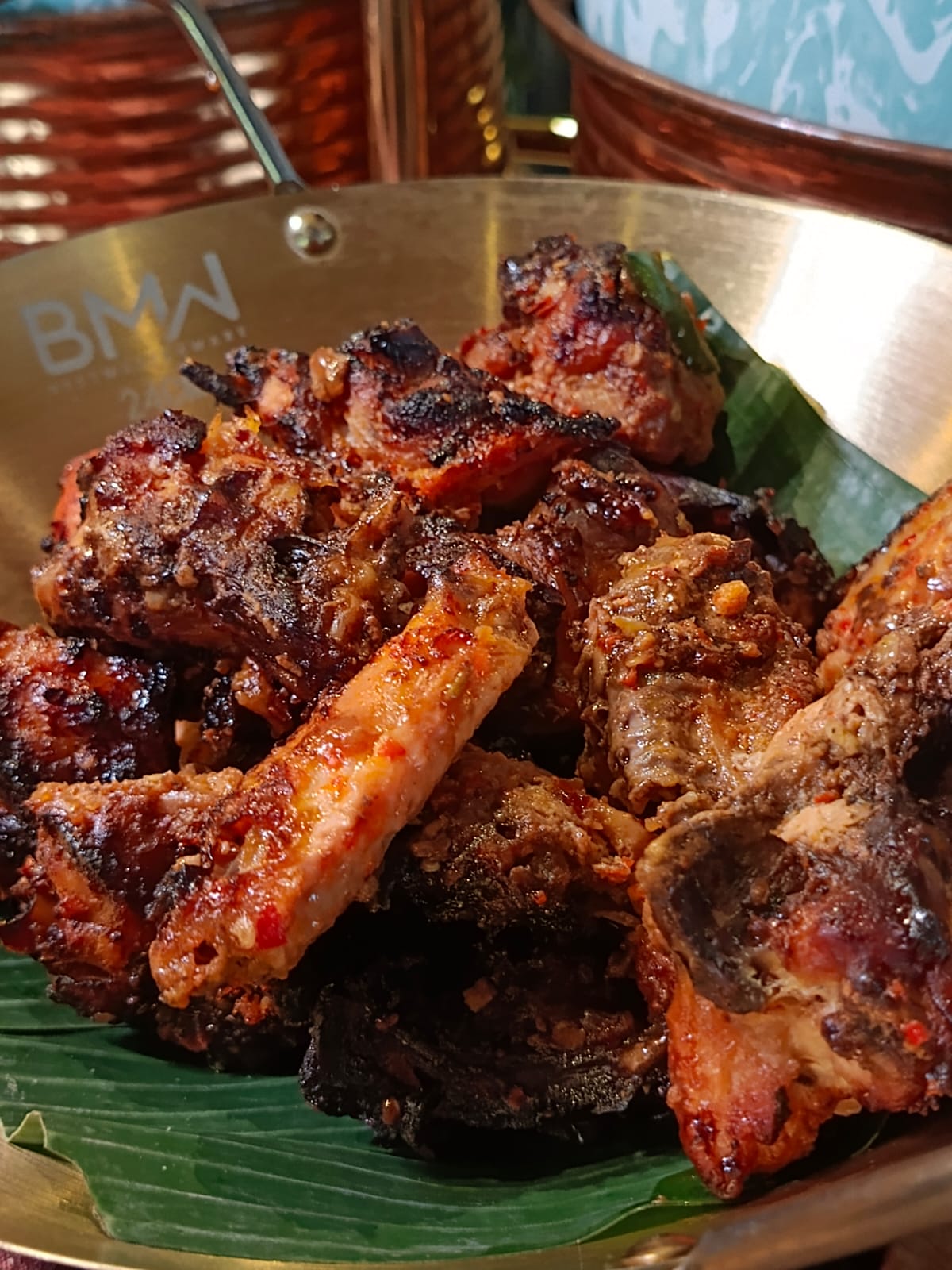 Petualangan Rasa dengan 30+ Menu Pilihan Bayangkan berbuka puasa dengan aroma Kambing Guling yang baru saja matang, kelembutan Rendang Nusantara yang kaya rempah, hingga deretan Seafood segar