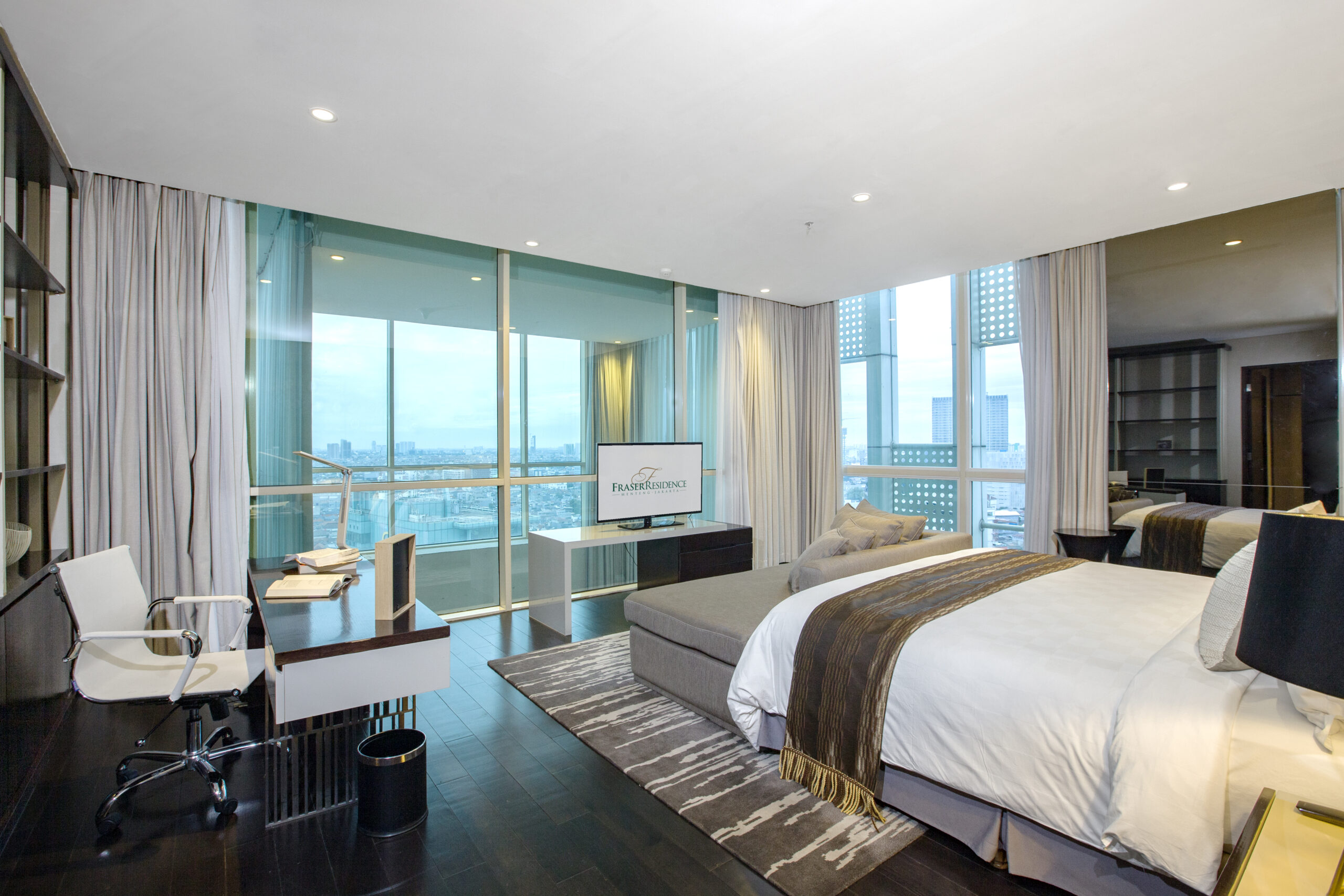 ruang yang luas—mulai dari tipe Studio 38 m2 yang intim hingga Penthouse dua lantai seluas 319 m2 yang menawarkan cakrawala Jakarta dari lantai tertinggi