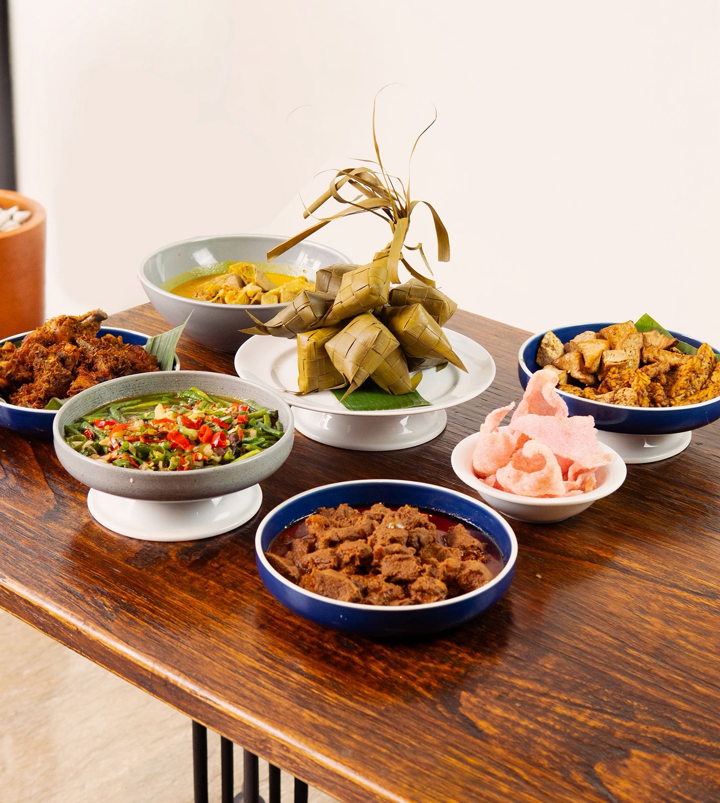 Simfoni Rasa Nusantara dan Internasional Bayangkan aroma Rendang Daging yang kaya rempah dan gurihnya Ketupat Sayur khas Lebaran menyambut Anda saat memasuki restoran