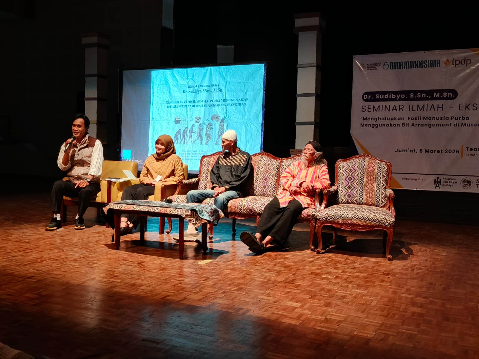 Cara baru mengenalkan sejarah manusia purba diperkenalkan dalam seminar dan pameran karya bertajuk “Menghidupkan Fosil Manusia Purba Menggunakan Bit Arrangement di Museum Arkeologi Sangiran.