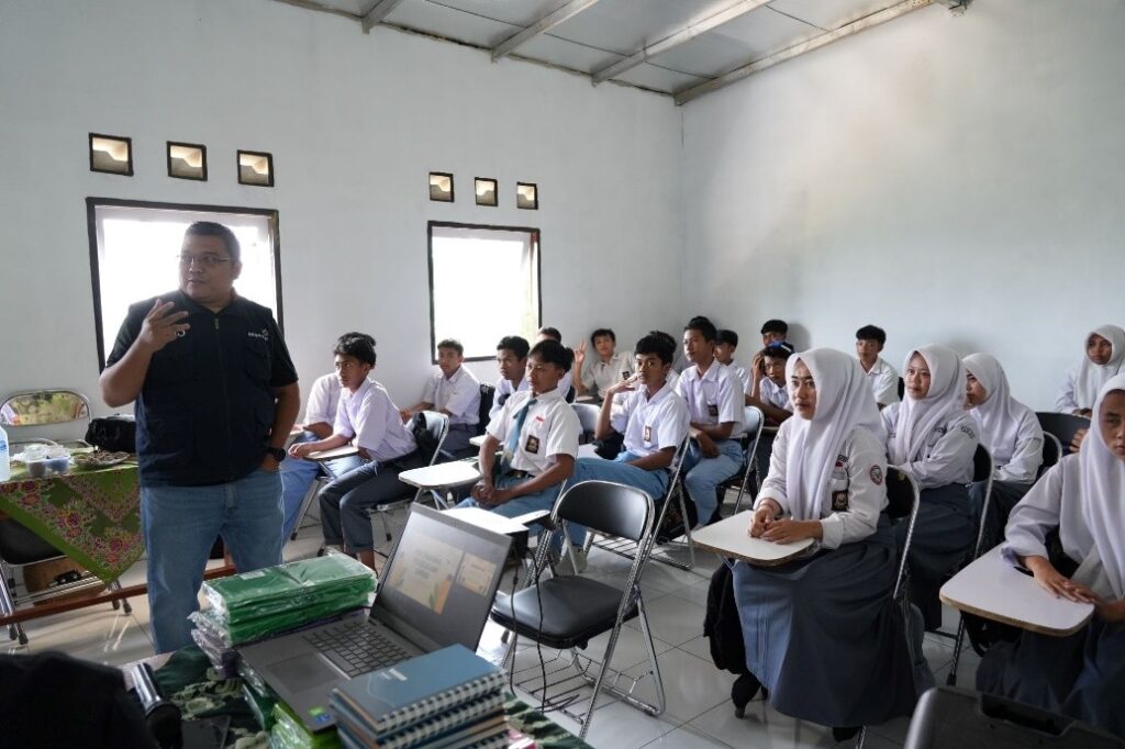 Bio Farma Dorong Literasi Kebencanaan dan Lingkungan bagi Pelajar Cililin Lewat Bio Farma Mengajar