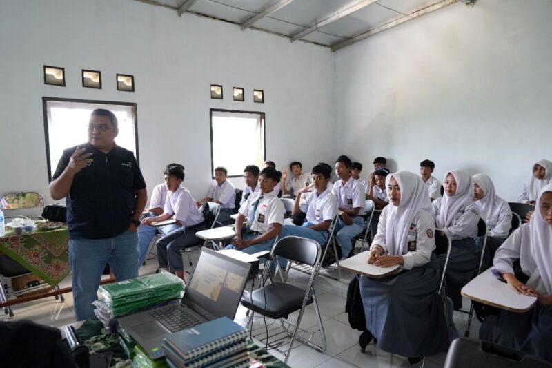 Bio Farma Dorong Literasi Kebencanaan dan Lingkungan bagi Pelajar Cililin Lewat Bio Farma Mengajar