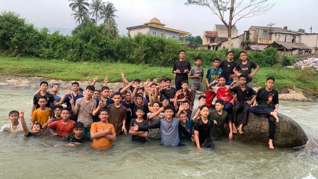 "Spirit of Unity: Transformasi Karakter Santri MBS A.R. Fachruddin Lewat Alam"