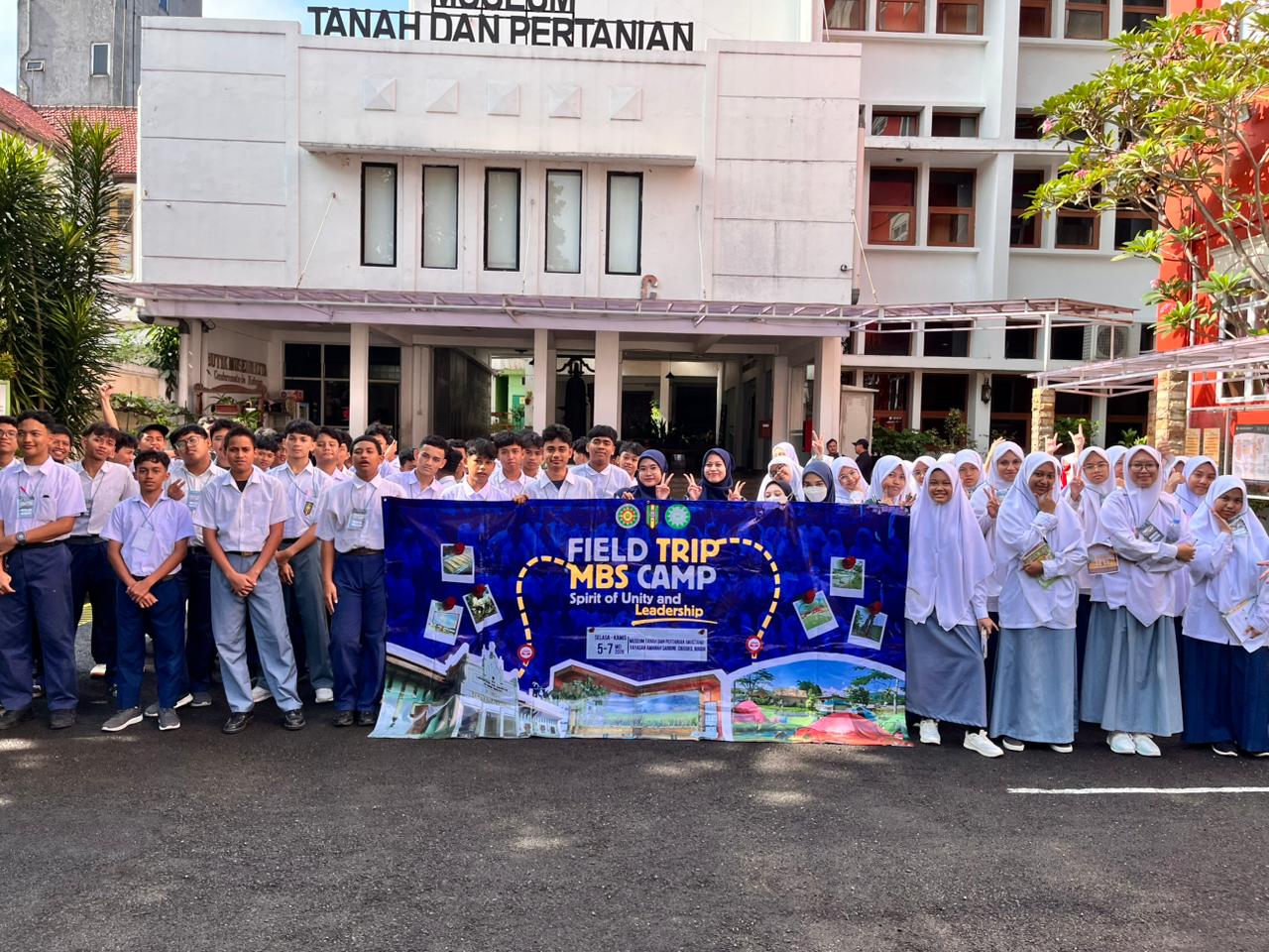 Foto Bersama 86 Santri dan Guru Pendamping "Spirit of Unity and Leadership", perjalanan ini dimulai dengan kunjungan edukatif ke Museum Tanah dan Pertanian di Bogor, Selasa(5/5)